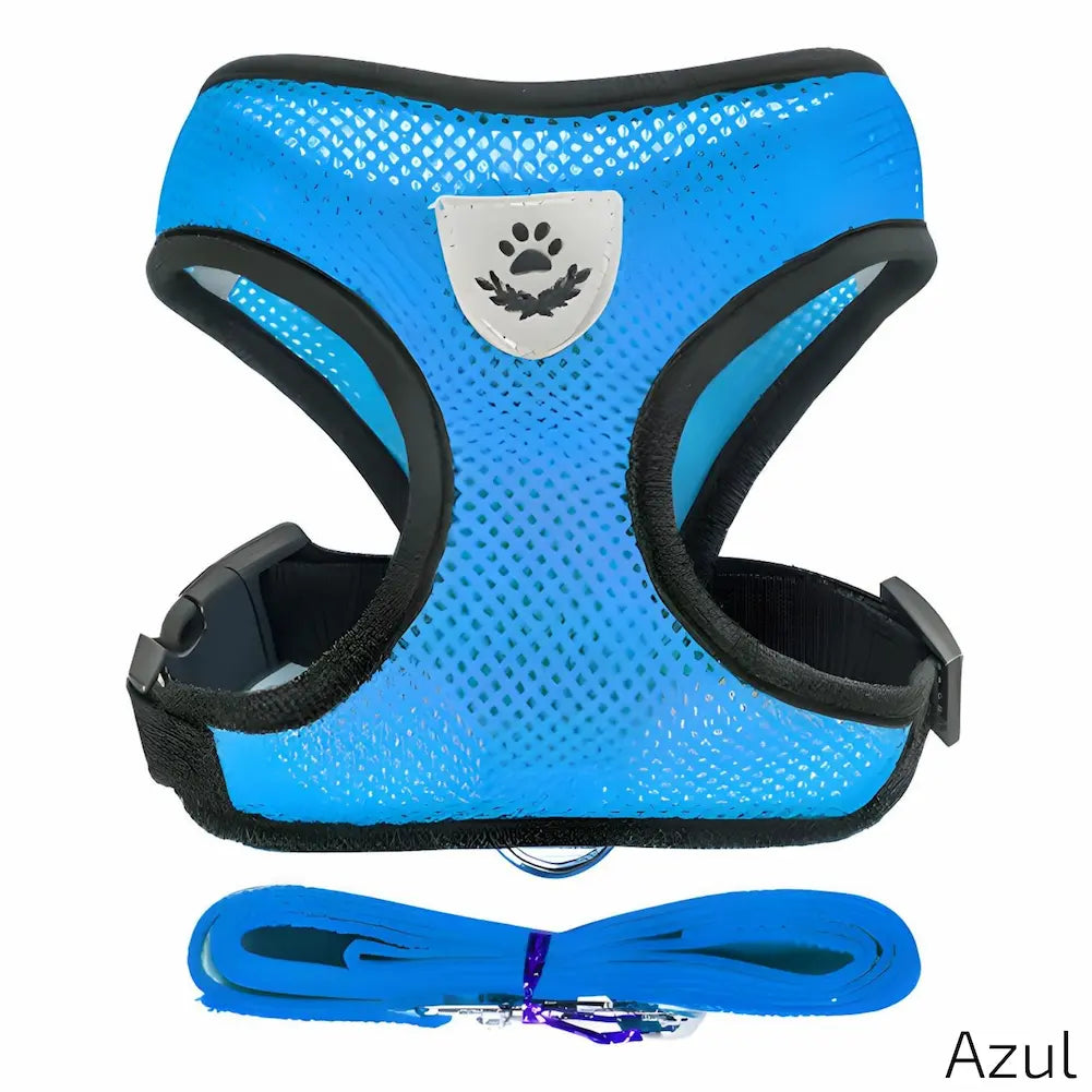 A imagem apresenta uma coleira peitoral azul vibrante com bordas pretas e um emblema de pata prateado. Acompanha uma guia azul combinando. É projetada para oferecer conforto e segurança durante os passeios.