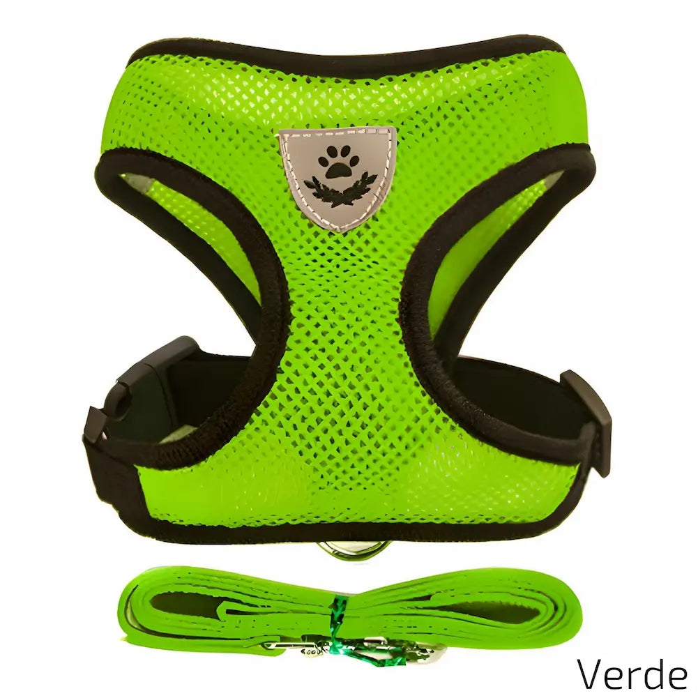 A imagem destaca uma coleira peitoral verde neon com detalhes pretos e um emblema de pata. Inclui uma guia verde correspondente. Feita de material leve e respirável, perfeita para garantir o bem-estar do seu pet durante as caminhadas.