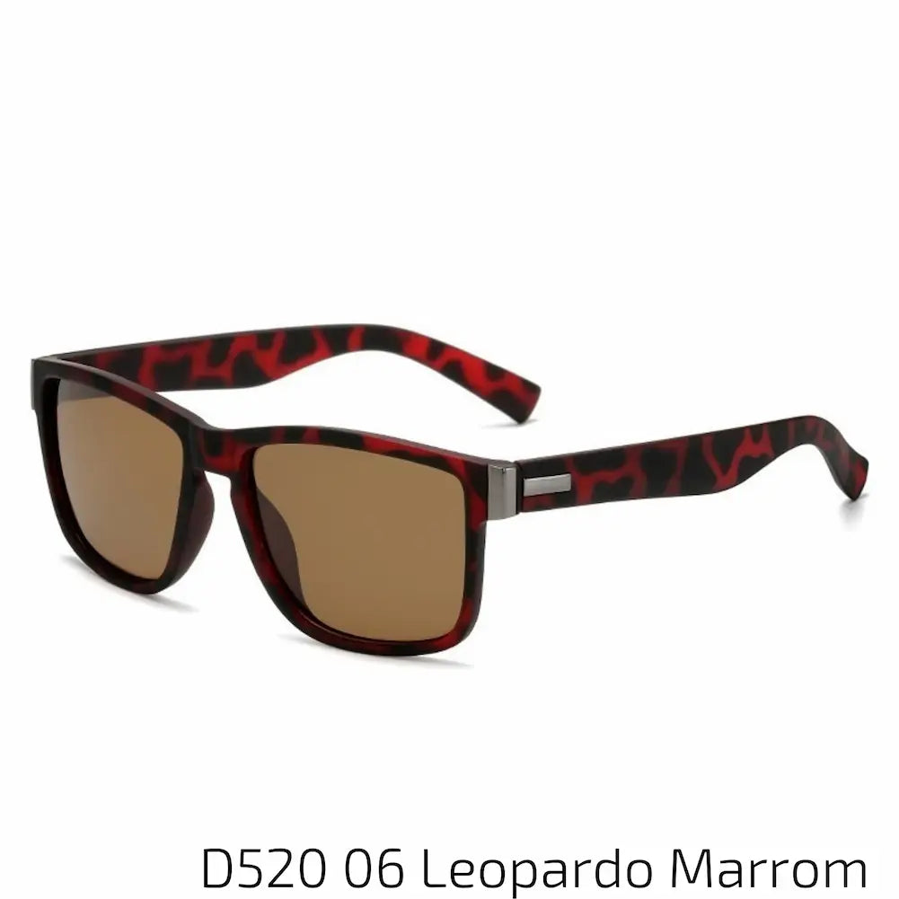 Óculos de sol com armação estampada em padrão leopardo, predominando tons de marrom e vermelho. As lentes têm um tom marrom, oferecendo um visual sofisticado e elegante. As hastes seguem o mesmo padrão da armação, criando uma harmonia visual. Este modelo é ideal para quem busca um estilo audacioso e diferenciado.