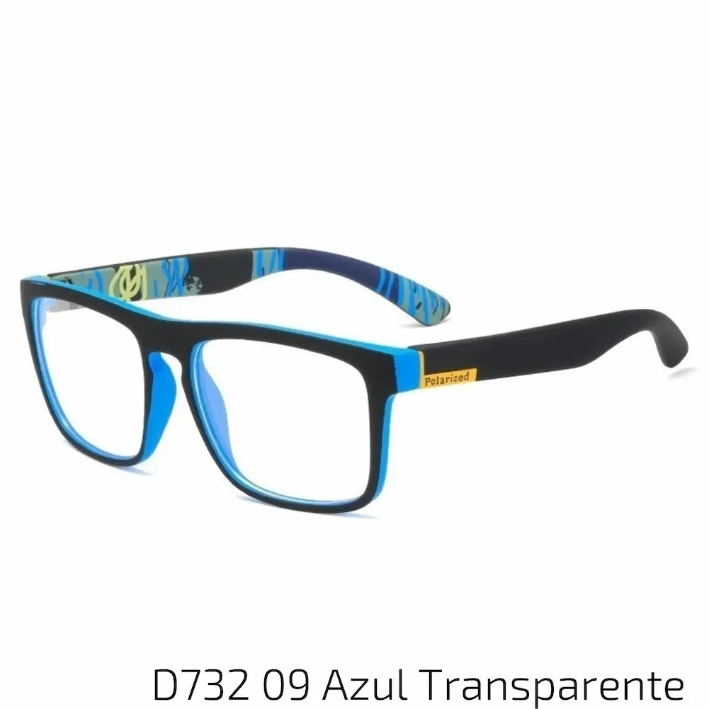 Óculos de sol com armação preta e detalhes em azul, incluindo bordas e a parte interna das hastes. As lentes são transparentes, adicionando um toque de modernidade e frescor ao design. As hastes têm um padrão estilizado em azul e outras cores na parte interna, adicionando um elemento de surpresa ao acessório. Estes óculos são ideais para quem busca um visual moderno e inovador.