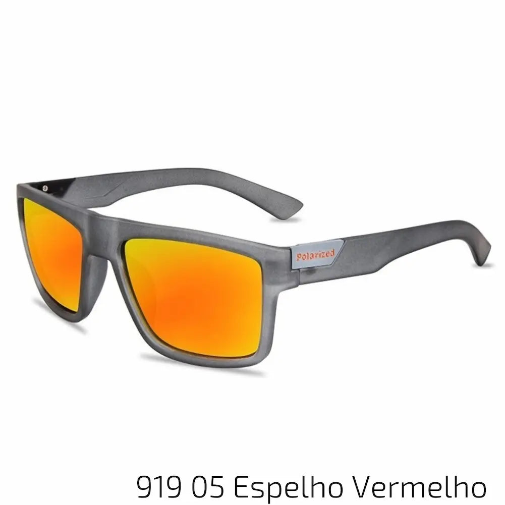 Óculos de sol com armação preta e lentes espelhadas em vermelho. A estrutura é robusta e moderna, com hastes lisas e um design contemporâneo. O contraste entre a armação preta e as lentes vermelhas cria um visual arrojado e impactante. Perfeito para quem quer se destacar com um acessório ousado e estiloso.