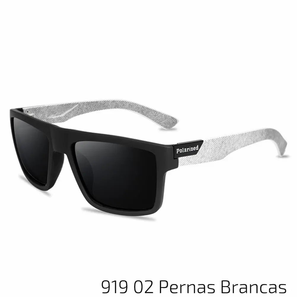 Óculos de sol com armação preta e hastes brancas texturizadas. As lentes são escuras, proporcionando um visual clássico e elegante. O contraste entre a armação preta e as hastes brancas dá um toque de modernidade ao design tradicional. Ideal para quem busca um acessório que combine sofisticação e modernidade.