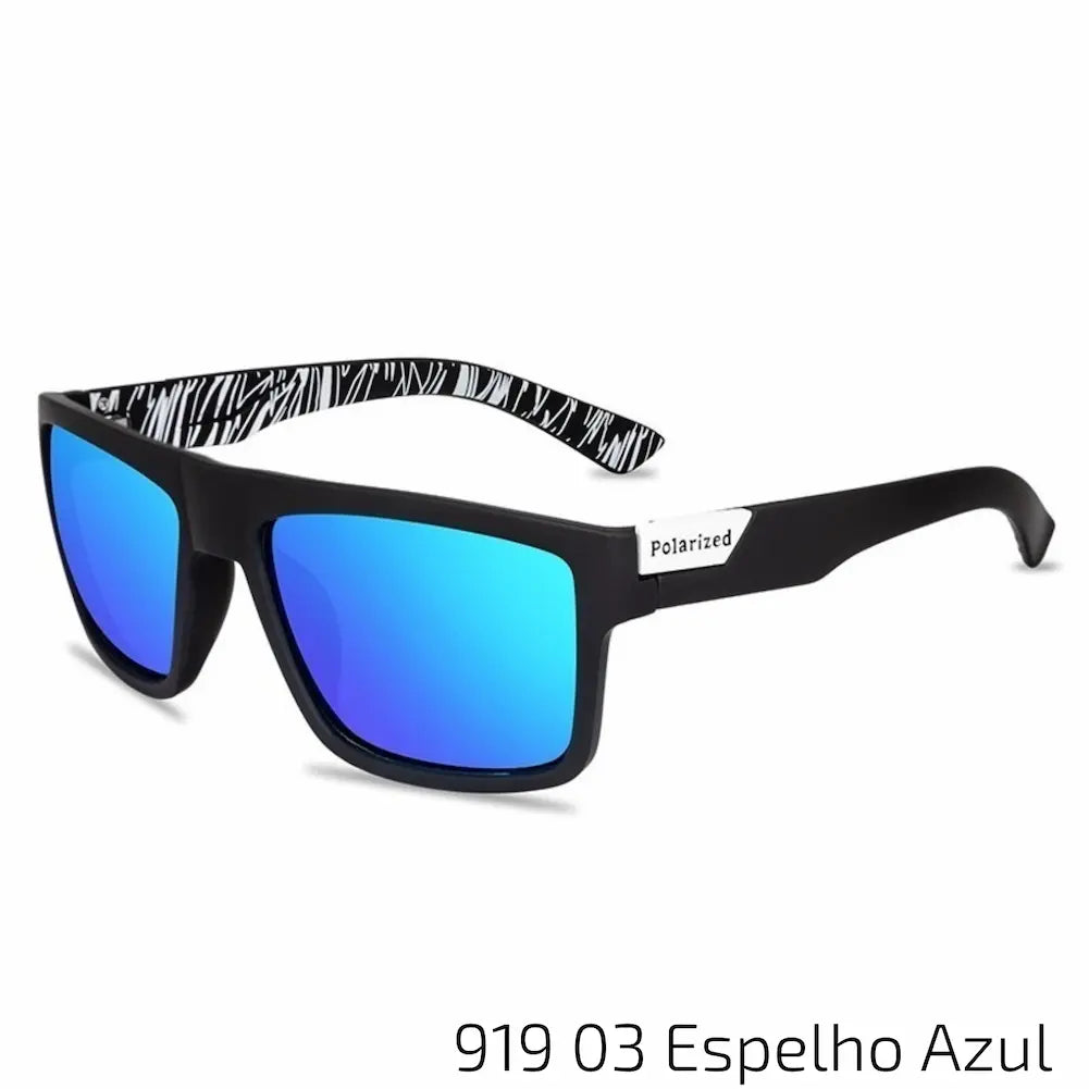 Óculos de sol com armação preta e lentes espelhadas em azul. As hastes têm um padrão estilizado em preto e branco na parte interna, adicionando um elemento de surpresa ao design. A combinação de cores e o design moderno fazem destes óculos uma escolha excelente para quem procura um estilo contemporâneo e inovador.