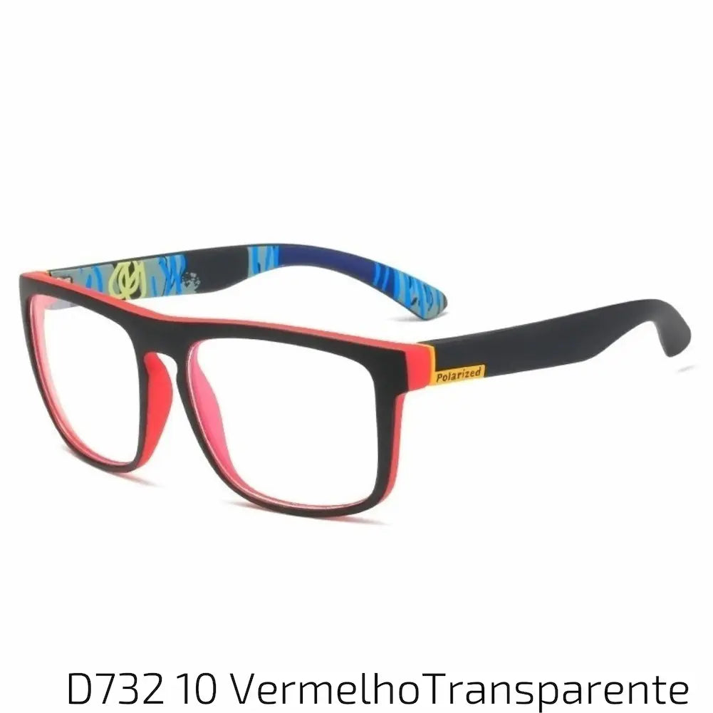 Óculos de sol com armação preta e detalhes em vermelho, incluindo a borda das lentes que são transparentes, oferecendo um toque moderno e estilizado. As hastes têm um acabamento interior vibrante em azul com padrões, adicionando um elemento de surpresa ao design. As lentes são transparentes, proporcionando um visual leve e contemporâneo, perfeito para quem busca um acessório ousado e inovador.