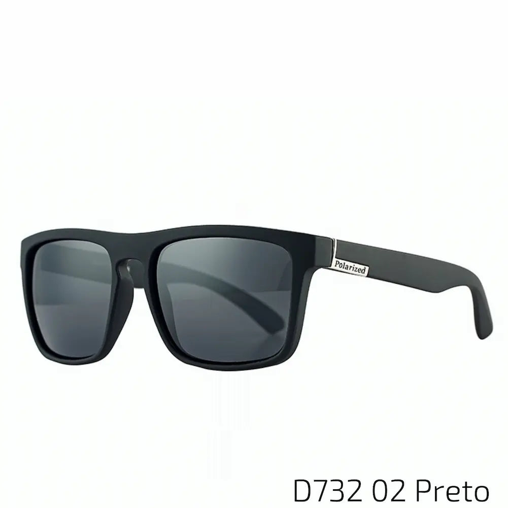 Óculos de sol com armação totalmente preta, incluindo as hastes, que conferem um visual clássico e sofisticado. As lentes são polarizadas e escuras, oferecendo alta proteção contra os raios solares. A simplicidade do design torna este modelo versátil e adequado para diversas ocasiões, combinando com qualquer estilo de roupa.