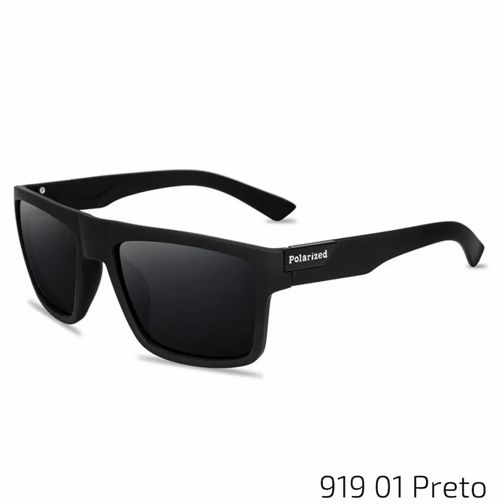 Óculos de sol com armação e hastes pretas, apresentando um design elegante e atemporal. As lentes são escuras e polarizadas, garantindo proteção eficaz contra a luminosidade intensa. Este modelo clássico é ideal para quem procura um acessório discreto e sofisticado, que combina facilmente com qualquer visual.