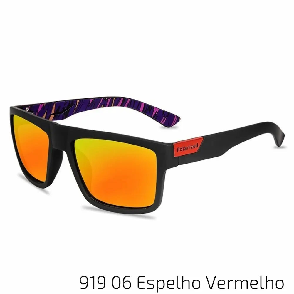 Óculos de sol com armação preta e lentes espelhadas em vermelho. As hastes internas apresentam um padrão estilizado em roxo, oferecendo um contraste vibrante e moderno. Este design arrojado e contemporâneo é perfeito para quem deseja um acessório marcante e estiloso, destacando-se em qualquer ambiente.