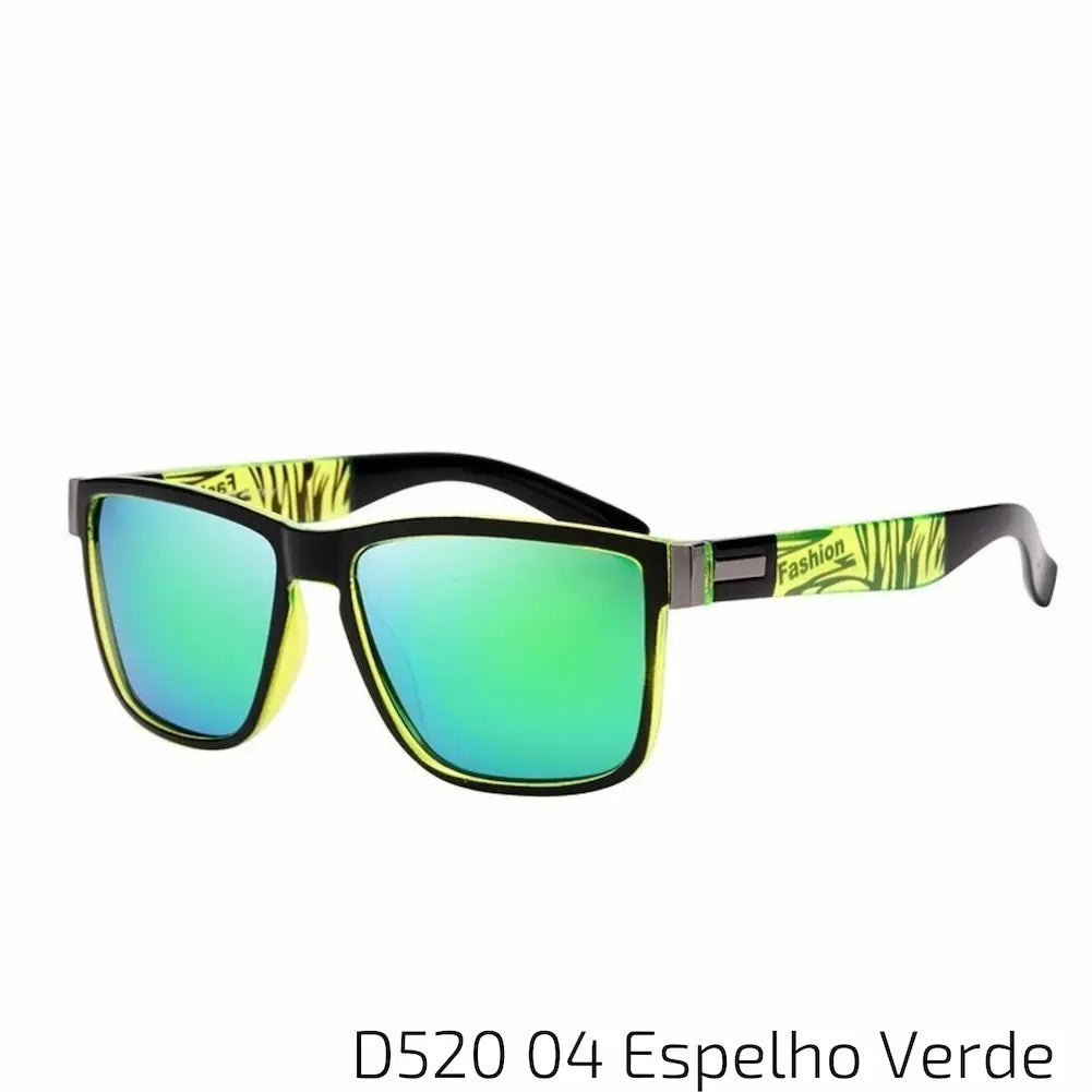 Óculos de sol com armação preta e detalhes em verde, incluindo a borda das lentes e a parte interna das hastes, que apresentam um padrão estilizado. As lentes são espelhadas em verde, criando um visual fresco e moderno. Este modelo é ideal para quem busca um acessório vibrante e estiloso para complementar seu visual.