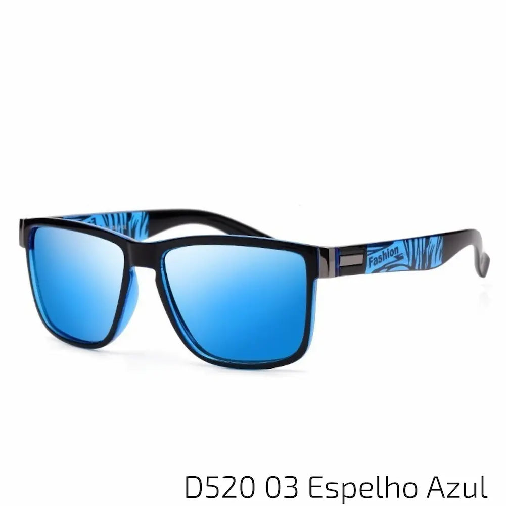 Óculos de sol com armação preta e detalhes em azul, incluindo a borda das lentes e a parte interna das hastes, que apresentam um padrão estilizado. As lentes são espelhadas em azul, proporcionando um visual fresco e moderno. Ideal para quem busca um acessório vibrante e estiloso para complementar seu visual.