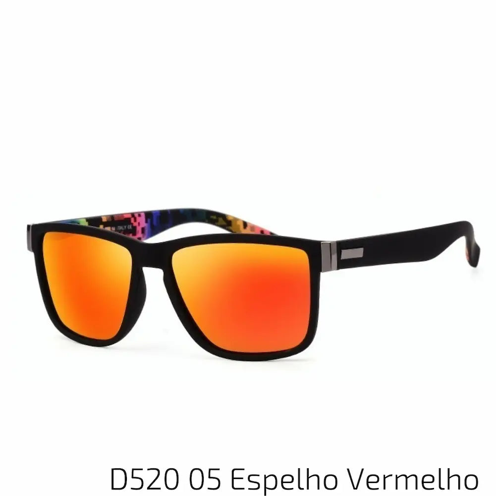 Óculos de sol com armação preta e lentes espelhadas em vermelho. As hastes internas apresentam um padrão colorido, oferecendo um contraste vibrante e moderno. Este design arrojado e contemporâneo é perfeito para quem deseja um acessório marcante e estiloso, destacando-se em qualquer ambiente.