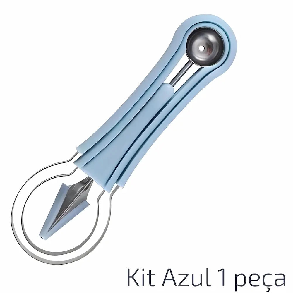  A imagem mostra um utensílio de cozinha multifuncional com cabo azul, projetado para esculpir frutas. Ele possui uma lâmina curva para cortes decorativos e uma colher arredondada para fazer bolas de frutas. O texto na parte inferior diz "Kit Azul 1 peça".