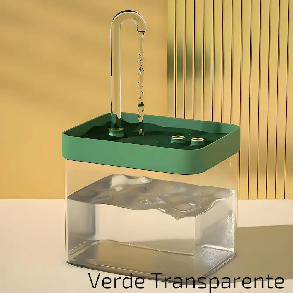 Imagem de um bebedouro para pets com base transparente e tampa verde. O tubo curvado no topo libera um fluxo contínuo de água. O fundo é em amarelo com listras verticais. A opção "Verde Transparente" combina modernidade com funcionalidade.