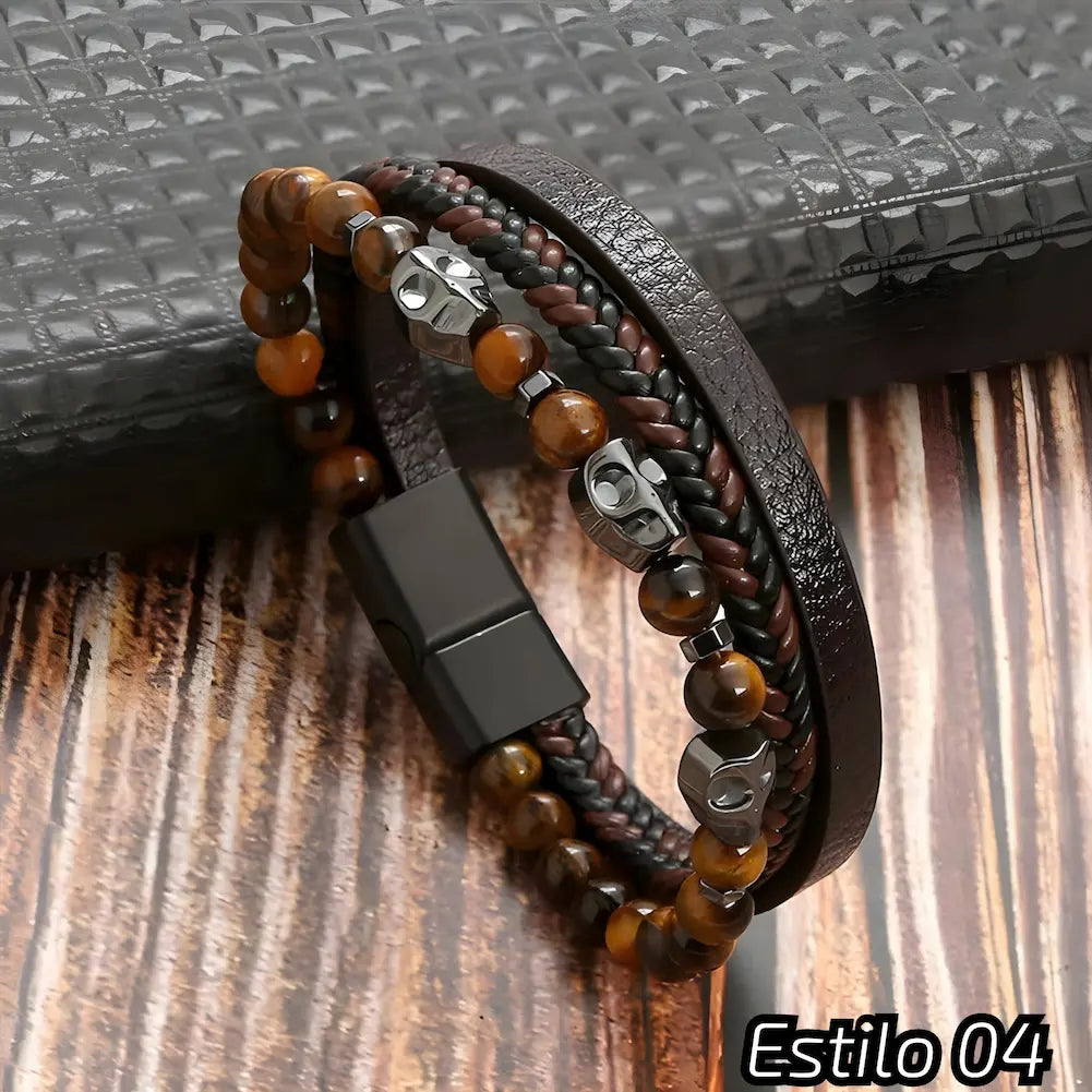 Pulseira marrom com couro trançado e texturizado, adornada com contas em tons de marrom e detalhes metálicos em forma de caveira. Fecho preto, combinando um visual rústico e ousado. Estilo: 04.
