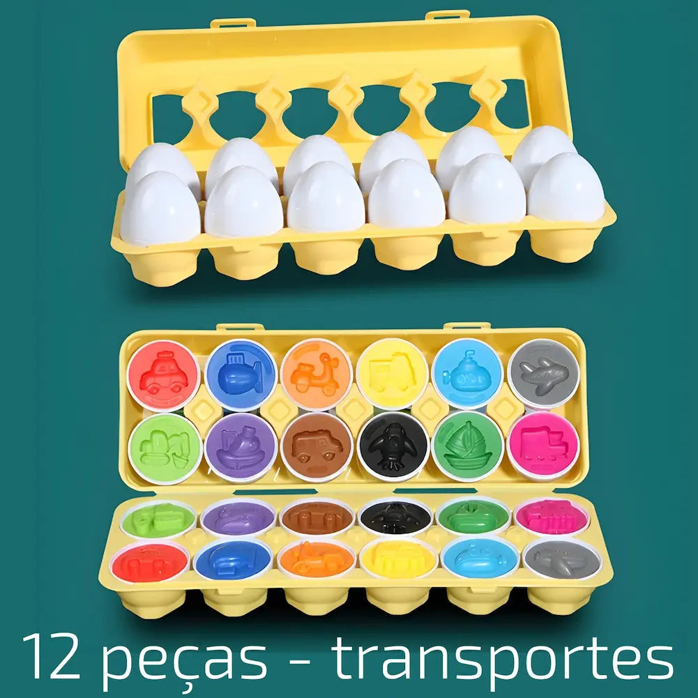 A imagem mostra uma bandeja amarela de ovos de plástico educativos. Na parte superior, a bandeja está fechada, exibindo ovos brancos inteiros. Na parte inferior, a bandeja está aberta, revelando ovos com metades coloridas mostrando formas de transportes, como carro, avião, barco e caminhão. O fundo é verde. Na parte inferior está escrito "12 peças - transportes".