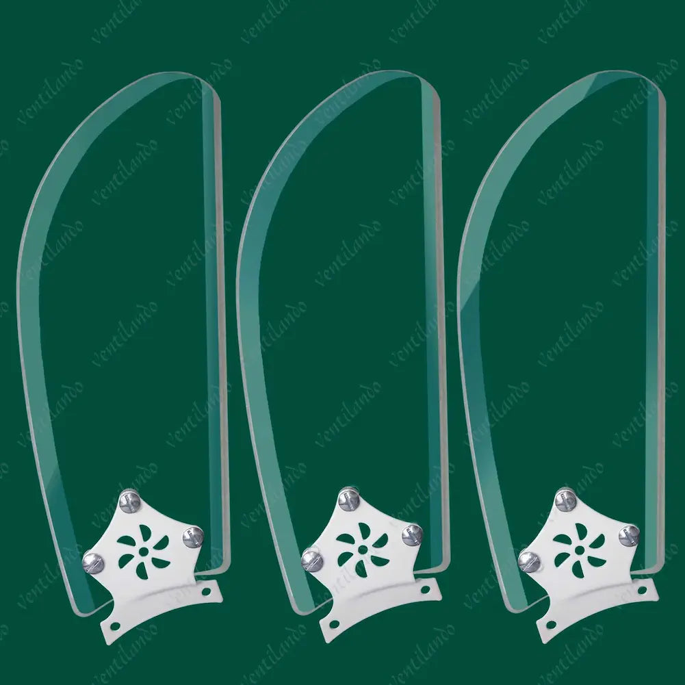 A imagem mostra três pás de ventilador transparentes, cada uma com um suporte branco montado na base. Os suportes brancos têm um design decorativo em forma de flor e são fixados com parafusos. O fundo é verde escuro, destacando a transparência das pás e o contraste com os suportes brancos. As pás têm um formato aerodinâmico e bordas suavemente curvadas.