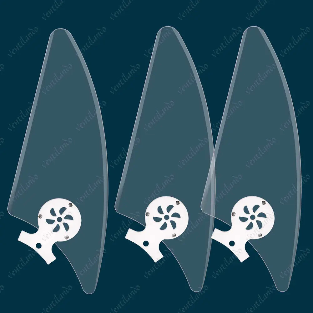  A imagem mostra três pás de ventilador transparentes com suportes brancos montados em suas bases. O fundo é azul escuro, destacando a transparência das pás e o contraste com os suportes brancos. As pás têm um formato aerodinâmico e moderno, com bordas suavemente curvadas. Os suportes brancos exibem um padrão de corte decorativo em forma de flor e são fixados com parafusos.