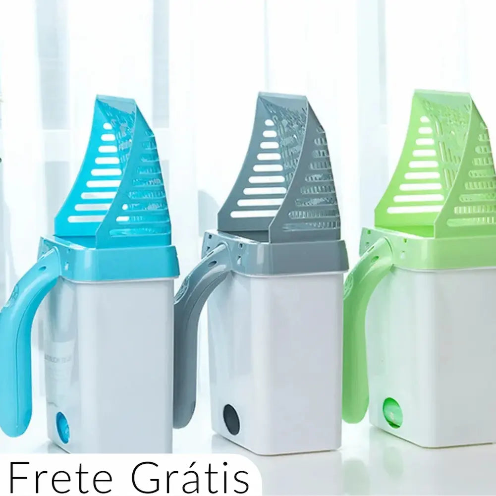 Imagem mostra três conjuntos de pá e cesto para limpeza de caixa de areia de gato, em três cores diferentes: azul, cinza e verde. Cada conjunto tem um cesto branco e a pá correspondente na cor do conjunto. Texto na parte inferior diz "Frete Grátis". Fundo desfocado com cortinas brancas.