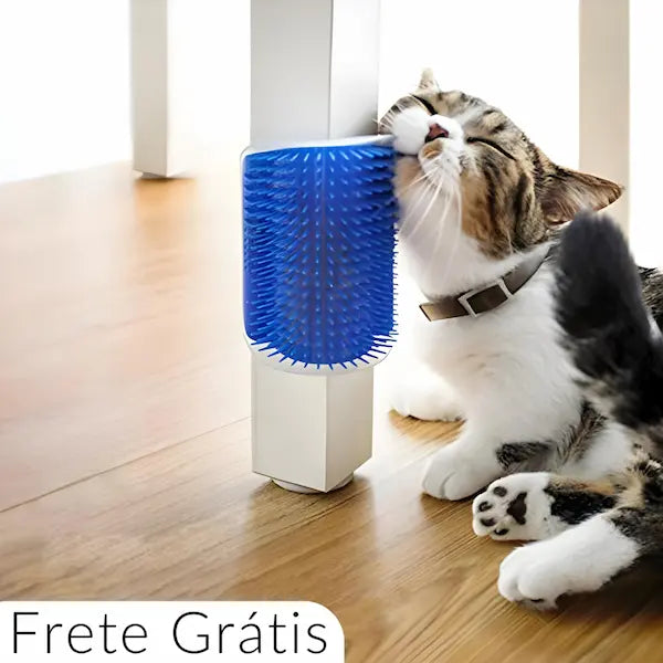 
A imagem mostra um gato esfregando a cabeça em uma escova de cerdas azuis presa à perna de um móvel branco. O gato parece estar apreciando o momento, com os olhos fechados. A escova é projetada para gatos se coçarem ou se massagearem. O texto "Frete Grátis" aparece na parte inferior.
