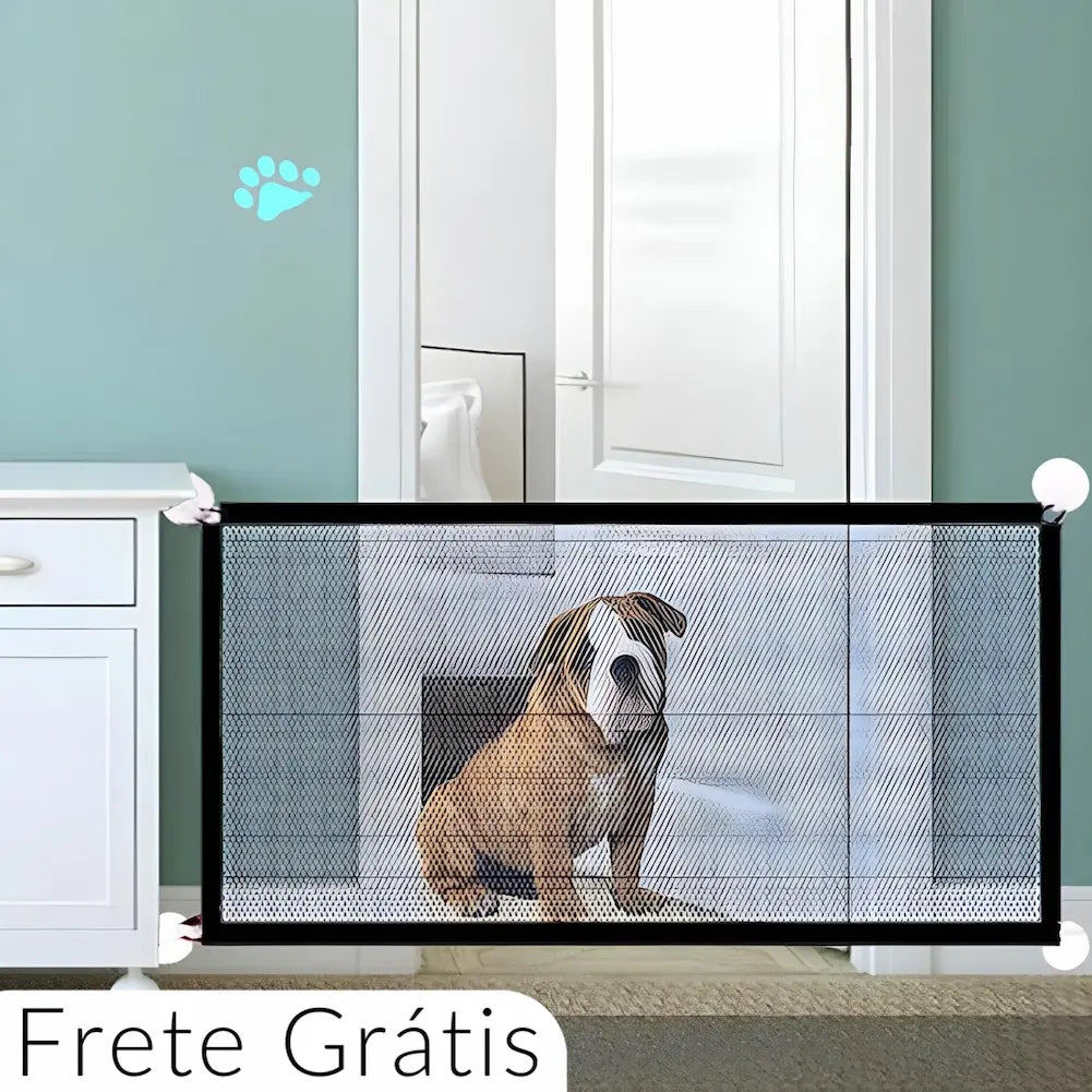  A imagem mostra uma cerca portátil preta instalada em uma porta, isolando um cachorro. O ambiente é doméstico, com uma parede verde e um armário branco ao lado da porta. No canto inferior esquerdo, há o texto "Frete Grátis". A cerca tem uma malha central que permite ver o cão sentado atrás dela.