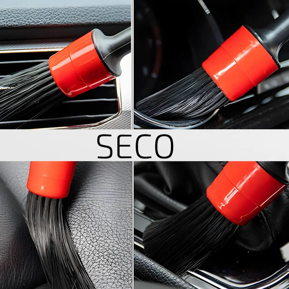  Imagem mostrando um pincel de limpeza automotiva usado para limpeza a seco. O pincel tem cerdas pretas e uma base vermelha. As fotos mostram o pincel limpando saídas de ar, superfícies de couro e painéis de controle dentro do carro, destacando a versatilidade e eficácia na remoção de poeira e sujeira em diferentes áreas internas. Texto: "SECO".