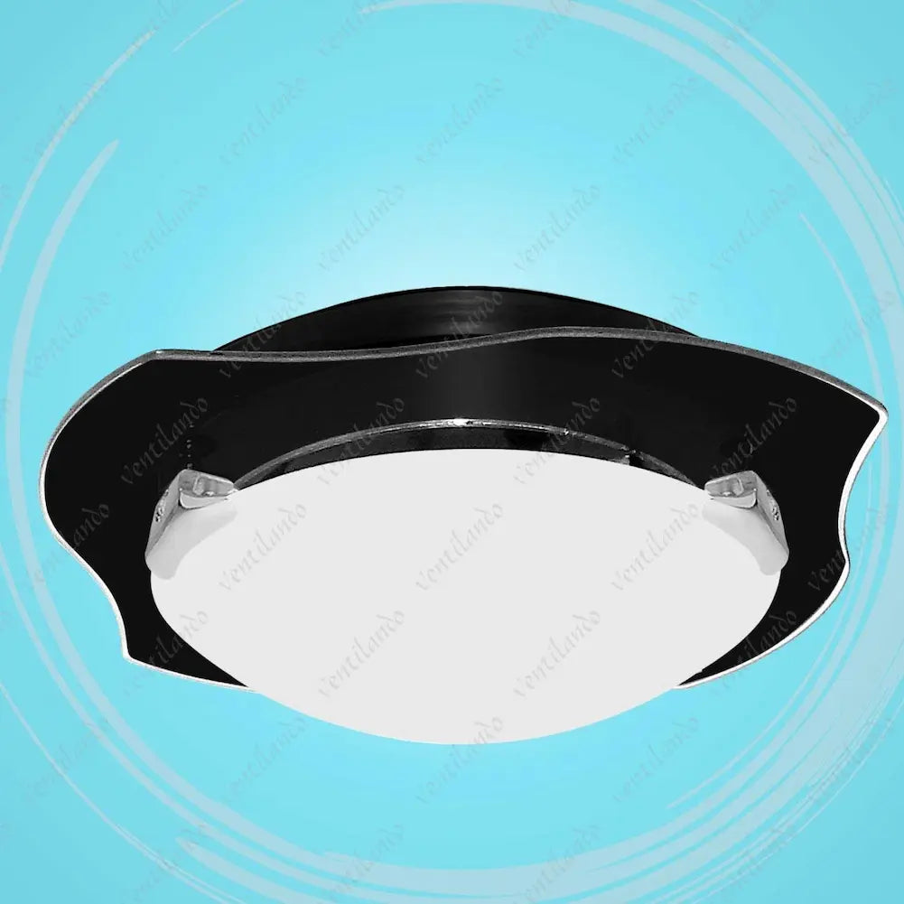  A imagem mostra um plafon de vidro para ventilador de teto com bordas pretas. O design é elegante e moderno, com uma forma ligeiramente curva. O fundo da imagem é azul com padrões circulares suaves, destacando o plafon.