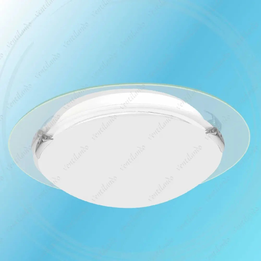  A imagem mostra um plafon de vidro para ventilador de teto com bordas transparentes e design simples e moderno. O fundo é azul claro com padrões circulares suaves, destacando o plafon.