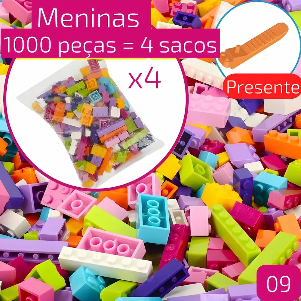 A imagem mostra quatro sacos com 1000 peças de blocos de construção coloridos para meninas, com a quantidade destacada em um círculo rosa no centro. Há uma ferramenta laranja de presente indicada no canto superior direito. Os blocos de construção estão espalhados no fundo da imagem.