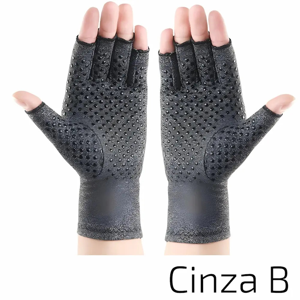  A imagem mostra um par de luvas de compressão cinza com dedos abertos, vistas da palma. As palmas têm pequenos pontos antiderrapantes em toda a superfície. Abaixo das luvas, está escrito "Cinza B". As luvas são cinza e o fundo é branco, destacando os detalhes das luvas.