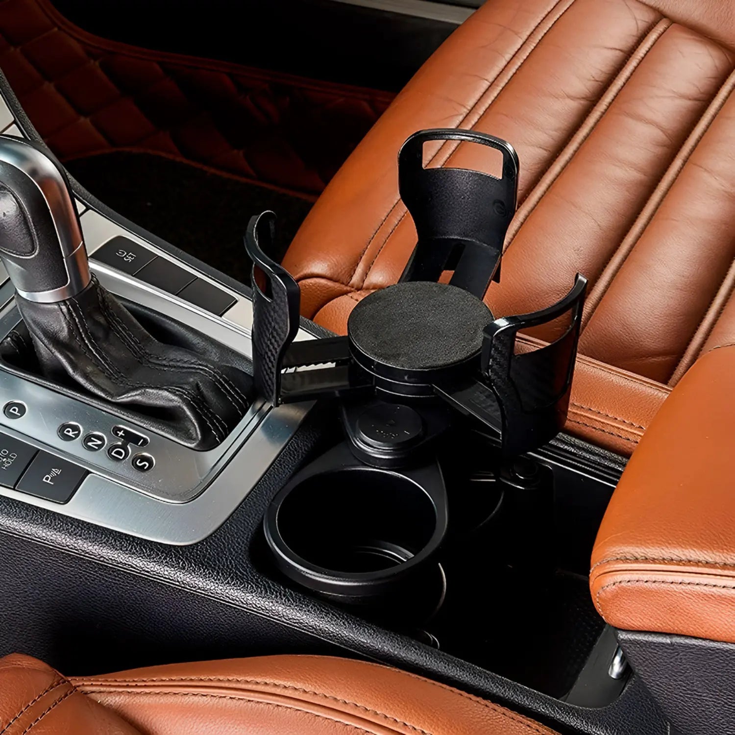 A imagem mostra o porta-copos rotacional instalado no console de um carro. O design permite que o porta-copos se ajuste facilmente ao espaço disponível, proporcionando maior conveniência. Ele está fixado de forma segura, com um formato que se adapta a diferentes tamanhos de copos, tornando o uso no carro mais prático e organizado. A aparência elegante combina bem com o interior do veículo.