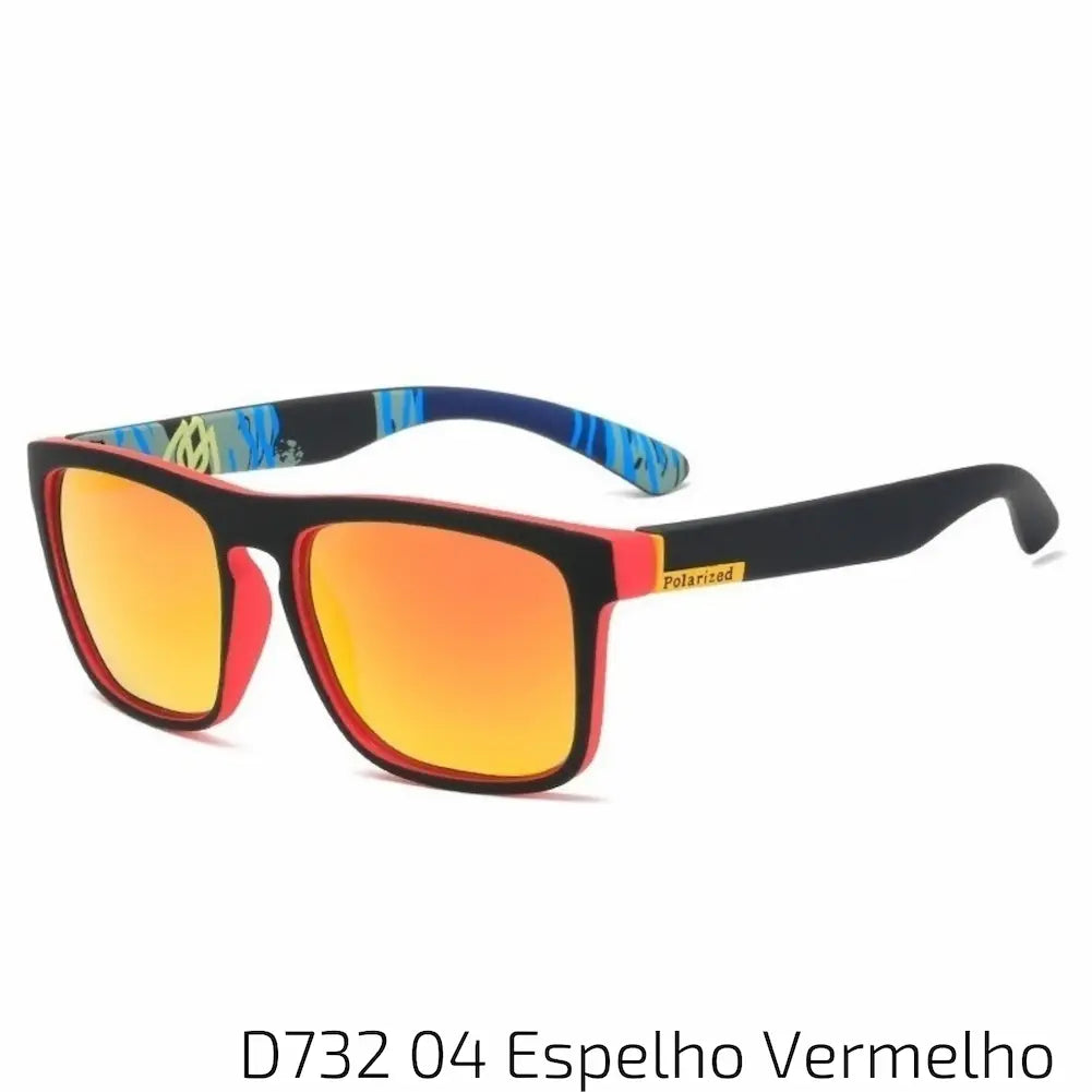 Óculos de sol com armação preta e detalhes em vermelho, incluindo a borda das lentes e a parte interna das hastes, que apresentam um padrão estilizado. As lentes são espelhadas em vermelho, proporcionando um visual vibrante e moderno. Ideal para quem busca um acessório arrojado e estiloso para destacar-se em qualquer ambiente.