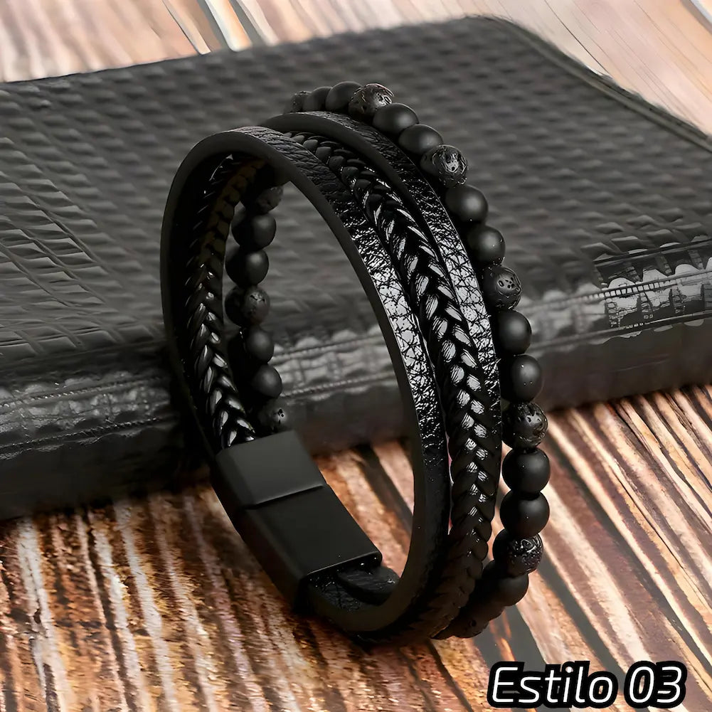 A imagem mostra uma pulseira masculina de estilo moderno e sofisticado, composta por várias tiras de material preto, incluindo uma faixa trançada e contas de pedra preta. A pulseira tem um fecho discreto e elegante, sugerindo um design minimalista. A legenda "Estilo 03" indica que este é um modelo específico, provavelmente de uma linha de acessórios.
