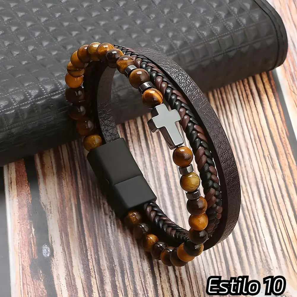 Pulseira marrom e preta com couro trançado e tiras texturizadas, adornada com contas marrons e um pequeno crucifixo metálico. Fecho preto, ideal para um estilo casual e sofisticado. Estilo: 10.