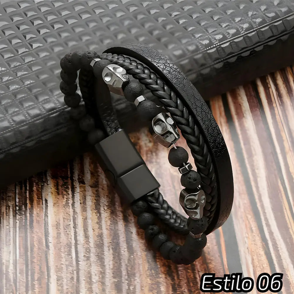Pulseira preta com couro trançado e tiras texturizadas, adornada com contas escuras e detalhes metálicos em forma de caveira. Fecho preto, perfeita para um visual elegante e misterioso. Estilo: 06.