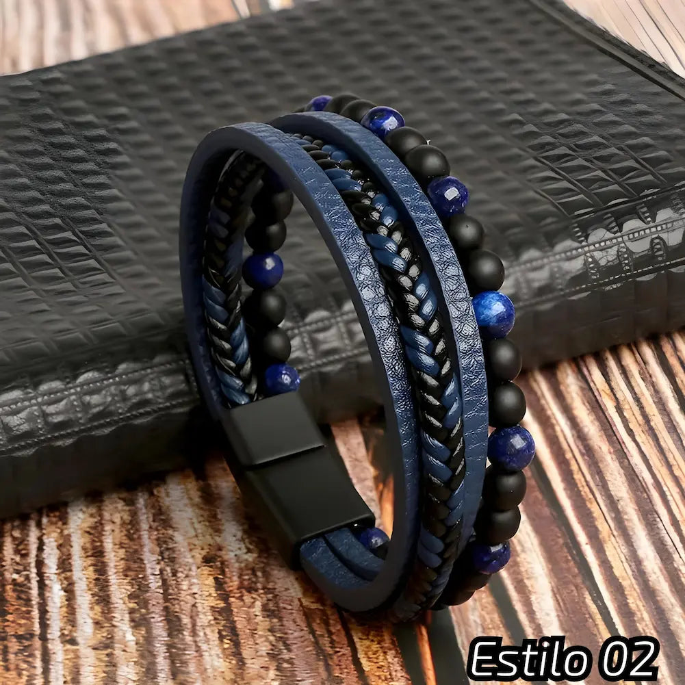 Pulseira azul composta por couro trançado e texturizado, adornada com contas azuis e pretas. Fecho preto, ideal para adicionar um toque de cor ao visual masculino. Estilo: 02.