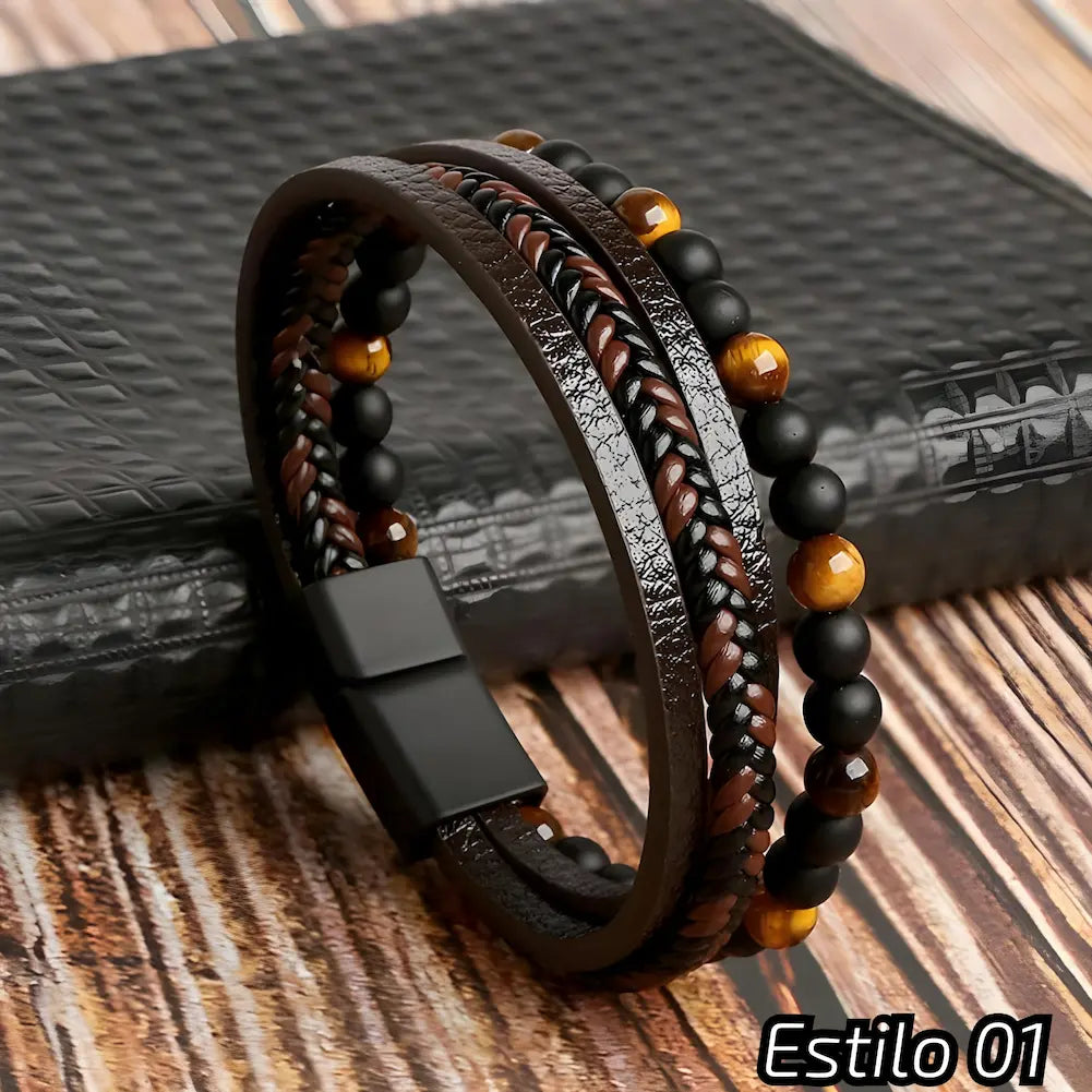 Pulseira marrom com couro trançado e texturizado, adornada com contas marrons e pretas. Fecho preto, combinando um visual rústico e sofisticado. Estilo: 01.