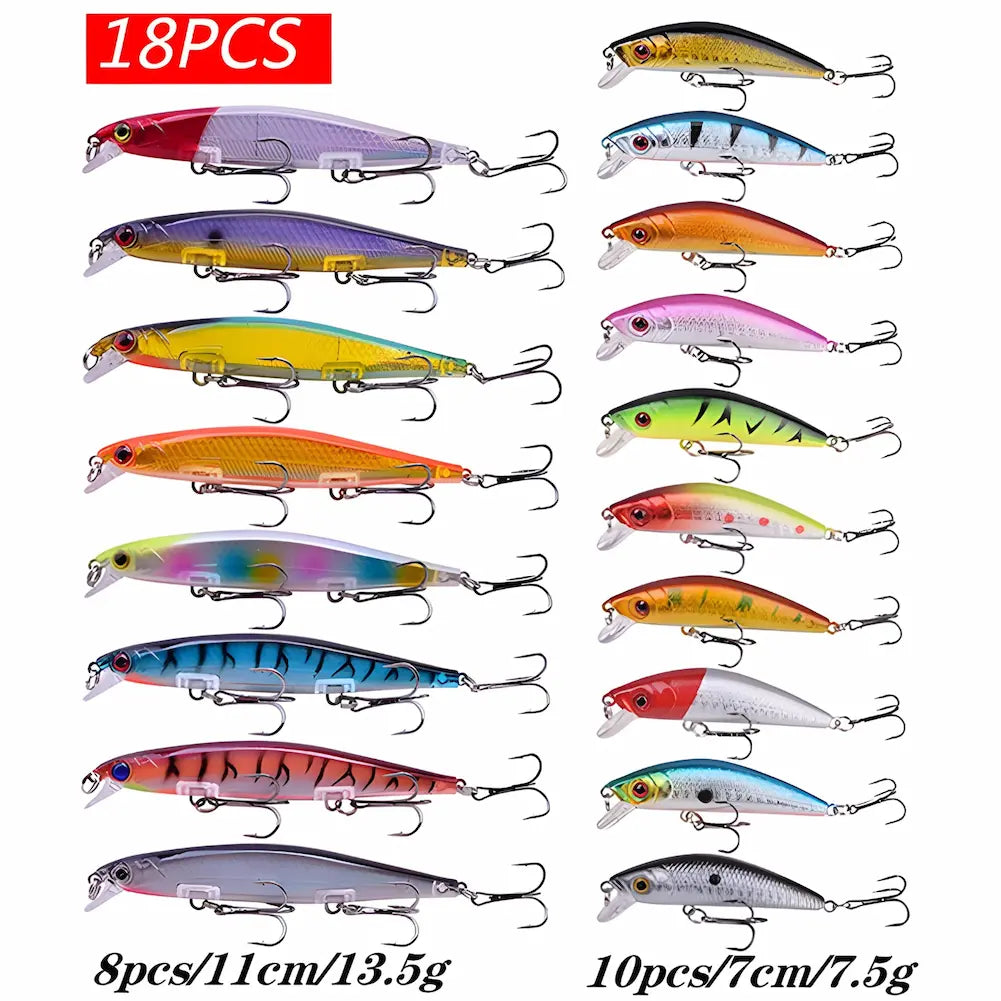 A imagem mostra um conjunto de 18 iscas de pesca artificiais organizadas em duas colunas. A coluna da esquerda tem 8 iscas de 11 cm e 13.5g, em cores variadas como vermelho, roxo, amarelo, azul, laranja e rosa com listras. A coluna da direita tem 10 iscas de 7 cm e 7.5g, com cores como preto, azul, laranja, rosa, verde, dourado e prateado. Acima, há um texto "18PCS" em vermelho.