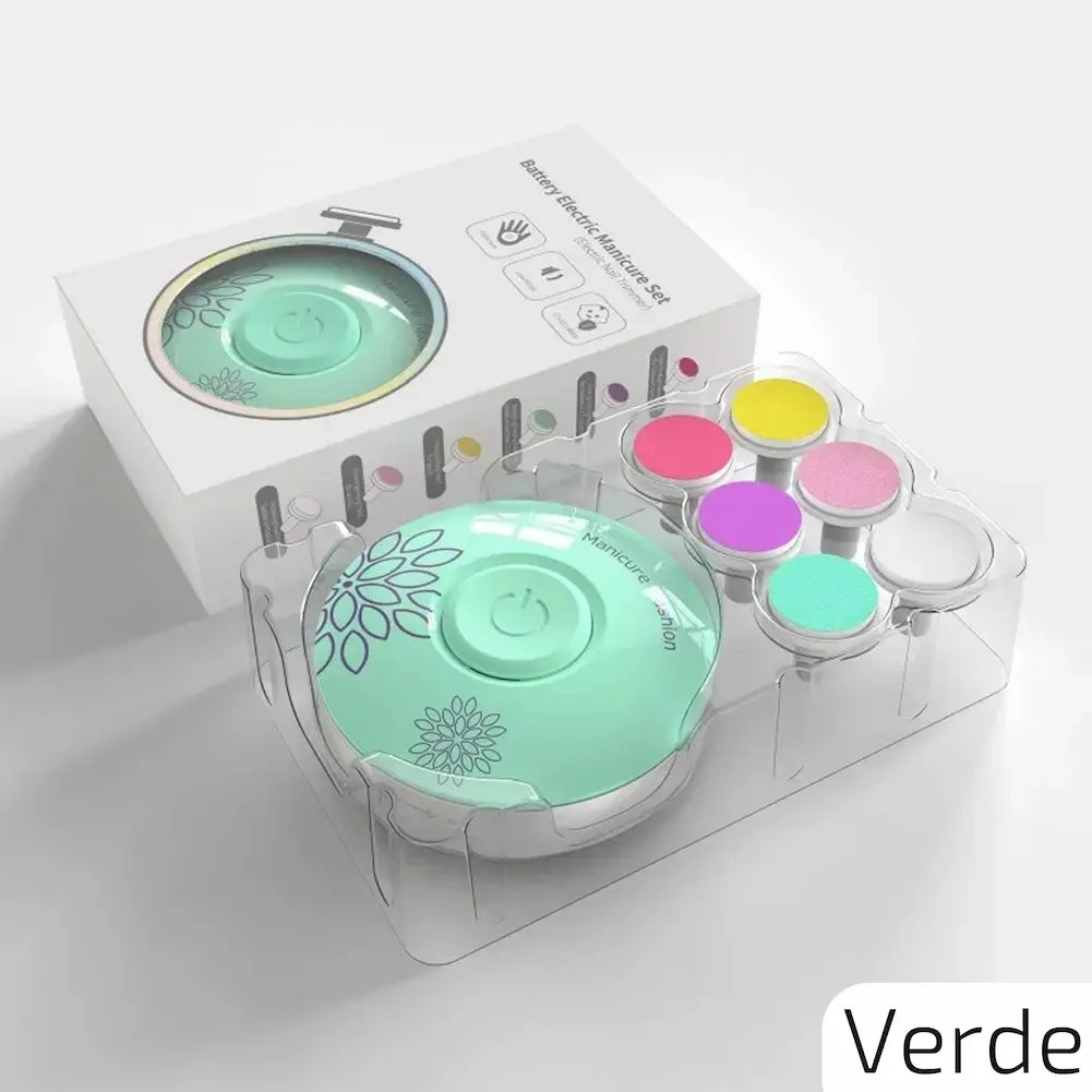 A imagem mostra um conjunto de manicure elétrico em cor verde, embalado em uma caixa branca com o texto "Battery Electric Manicure Set". Ao lado da caixa, o cortador de unhas elétrico verde com detalhes florais roxos está acompanhado de seis cabeças coloridas intercambiáveis em um suporte de plástico transparente. No canto inferior direito, há a palavra "Verde".