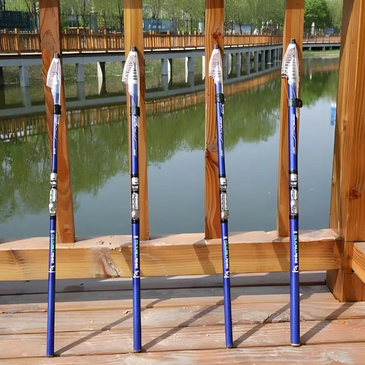 Imagem de quatro varas de pesca telescópicas ultraleves e ultrafinas, posicionadas verticalmente sobre uma ponte de madeira, com um lago e árvores ao fundo. As varas são azuis com detalhes em prata, e estão dispostas entre os pilares da ponte, criando uma imagem simétrica e organizada.
