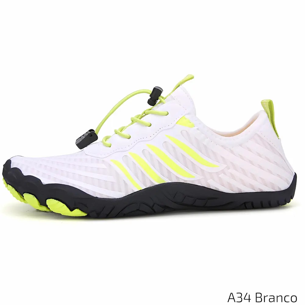 A imagem exibe um tênis esportivo branco com detalhes em amarelo neon e sola preta. Possui linhas onduladas na lateral, cadarço elástico com prendedor ajustável e sola antiderrapante. Há uma alça na parte traseira. No canto inferior direito, está escrito "A34 Branco".