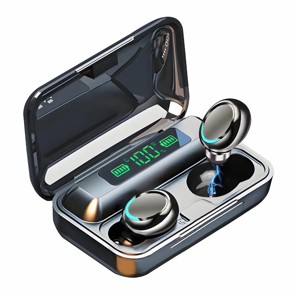  A imagem mostra um estojo de carregamento aberto para fones de ouvido sem fio com um display digital indicando 100% de carga. Um dos fones está flutuando acima do estojo, com um efeito visual de faíscas elétricas conectando-o ao estojo, enquanto o outro fone está dentro do compartimento. A tampa é reflexiva e moderna.