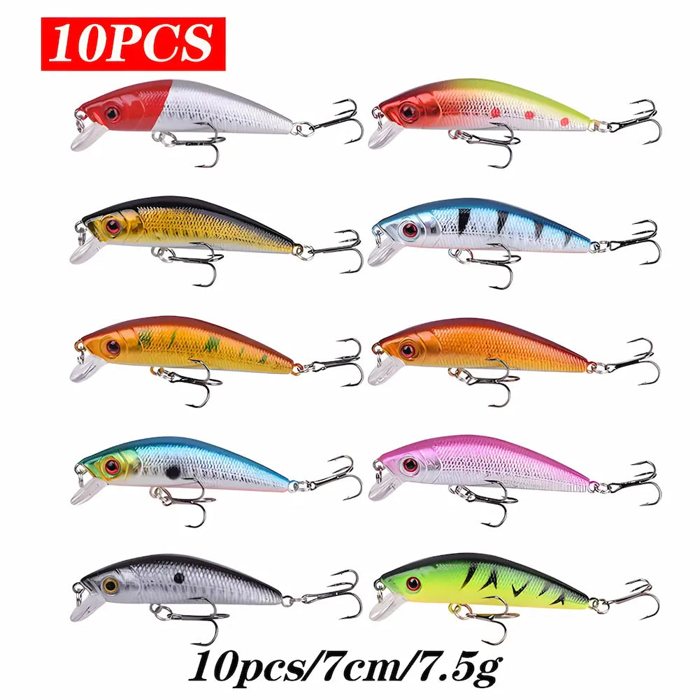 A imagem mostra um conjunto de dez iscas de pesca artificiais, cada uma com um design e cores diferentes. As iscas têm 7 cm de comprimento e pesam 7.5g. As cores variam entre vermelho e prata, dourado e preto, azul e prata, laranja, verde com preto, rosa, azul claro, e prata com preto. Todas as iscas possuem dois anzóis triplos. Acima, há um texto "10PCS" em vermelho.