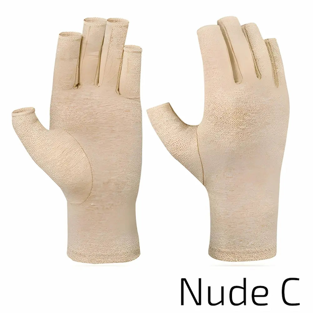  A imagem mostra um par de luvas de compressão nude (cor de pele) com dedos abertos, vistas da palma e do dorso da mão. As luvas têm uma textura visível, proporcionando uma aparência ligeiramente áspera. Abaixo das luvas, está escrito "Nude C". As luvas são de cor nude e o fundo é branco, destacando os detalhes das luvas.