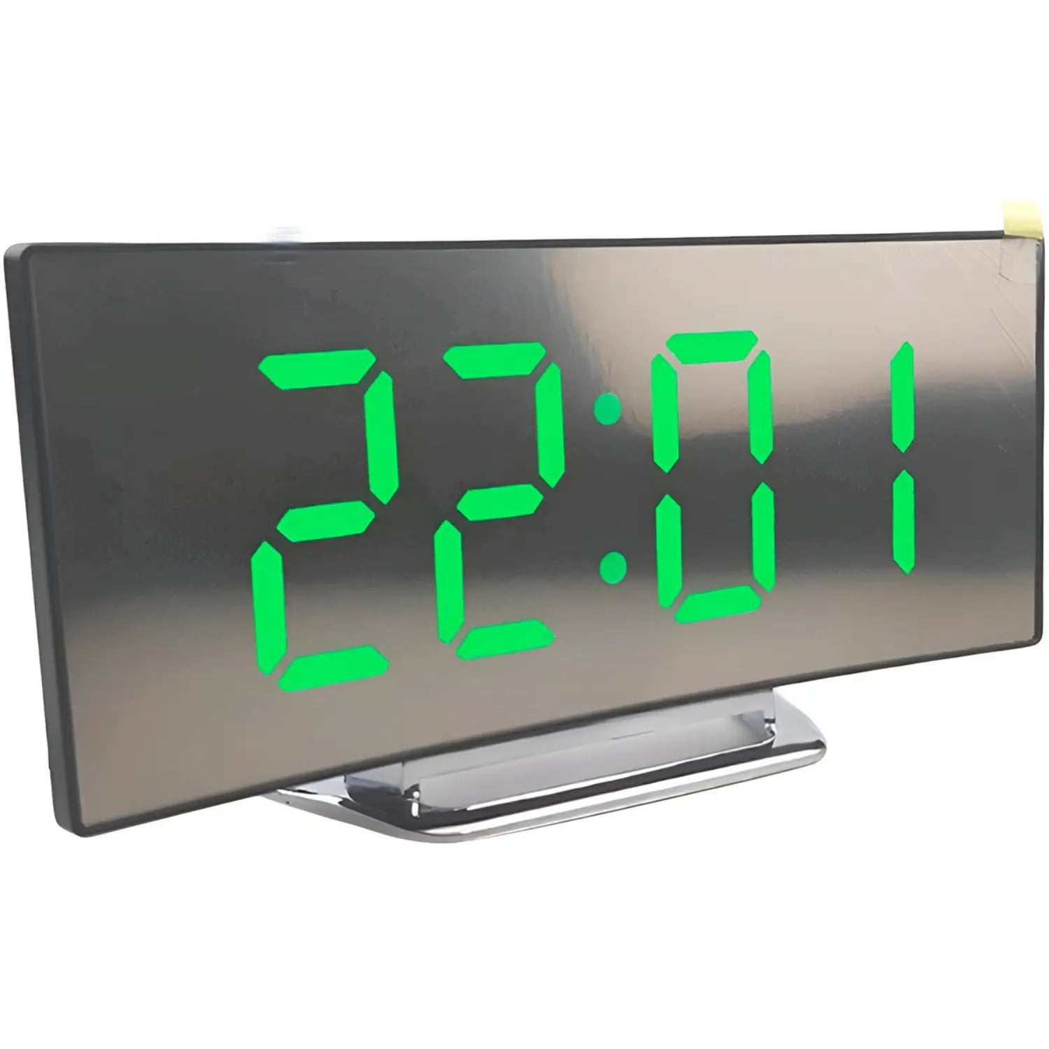 A imagem exibe um relógio digital de formato retangular com números grandes e visíveis, mostrando a hora "22:01" em verde. O relógio possui um design moderno e simples, com um display metálico e um suporte metálico prateado. O fundo é neutro, destacando o brilho e a clareza dos números, e há um pequeno detalhe colorido amarelo no canto superior direito.
