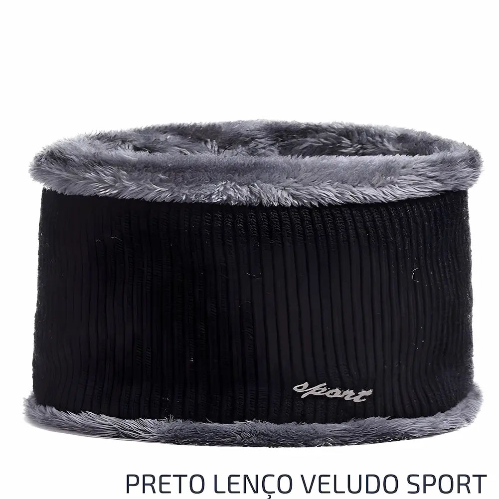 Esta imagem mostra um lenço de pescoço feito de veludo na cor preta, com detalhes em pelos cinza nas bordas e a inscrição "sport" na parte inferior. Este lenço é ideal para manter o pescoço aquecido durante o inverno. Uma das opções de compra disponíveis é o "PRETO LENÇO VELUDO SPORT".