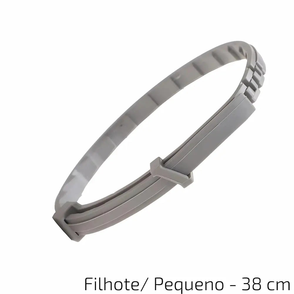 A imagem exibe uma coleira antipulgas cinza destinada a animais de pequeno porte ou filhotes, com 38 cm de comprimento. O fundo branco destaca seu design ajustável, prático e funcional, ideal para cães e gatos menores.