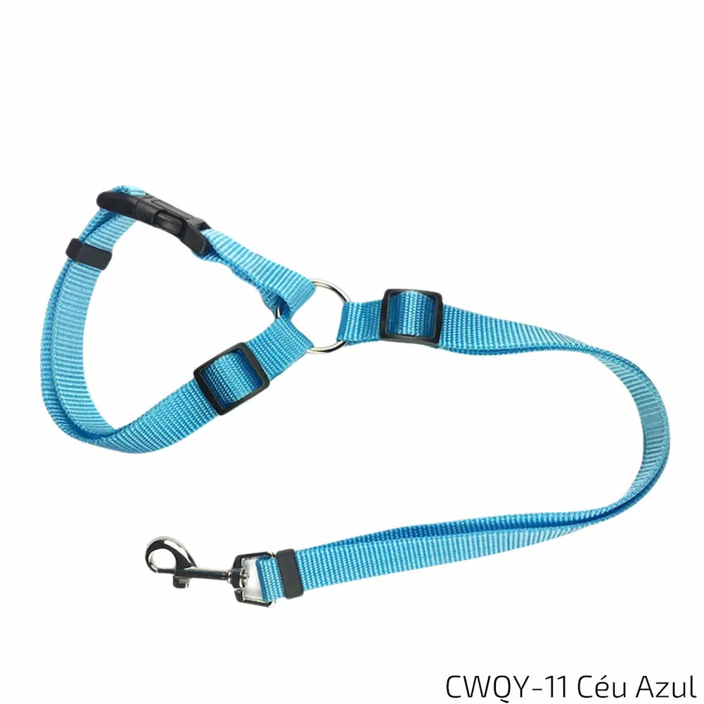 
A imagem exibe um cinto de segurança para pets na cor azul céu. Fabricado em nylon resistente, ele possui colar ajustável, fecho de encaixe seguro e presilha de metal para fixação, garantindo segurança e conforto durante o transporte ou passeios com o animal de estimação.