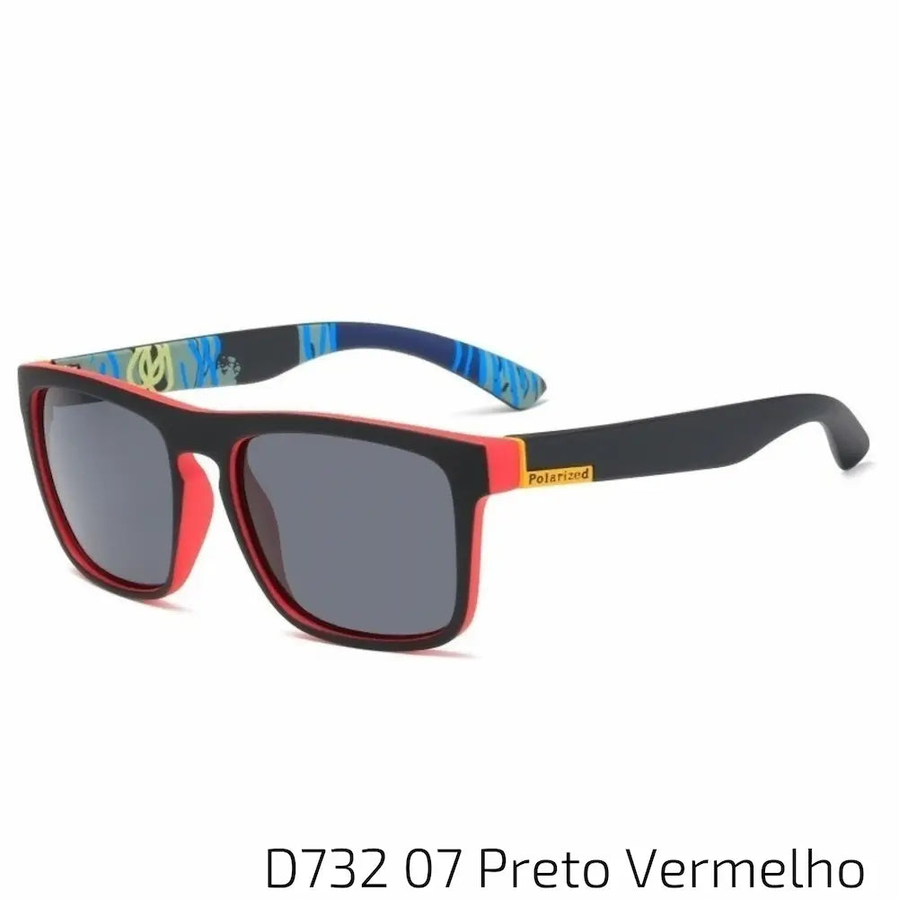 Óculos de sol com armação preta e detalhes em vermelho, incluindo a borda das lentes e a parte interna das hastes, que apresentam um padrão estilizado. As lentes são escuras, oferecendo proteção contra os raios solares. Este modelo combina um design arrojado e contemporâneo com a funcionalidade, sendo perfeito para quem deseja um acessório marcante e estiloso.