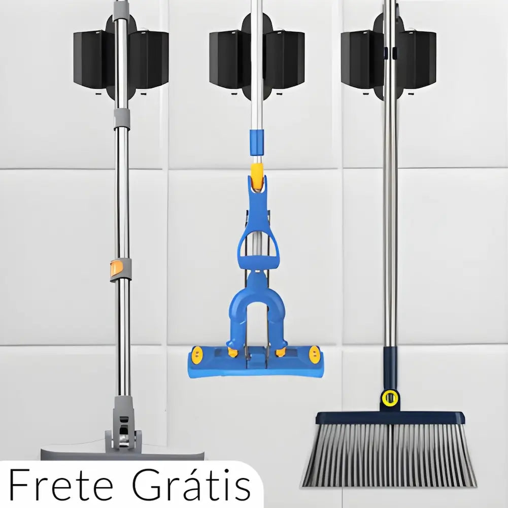  A imagem mostra três cabos de limpeza organizados verticalmente em suportes de parede pretos, fixados em uma parede de azulejos brancos. Da esquerda para a direita, há um mop cinza, um esfregão azul com detalhes amarelos e uma vassoura azul e cinza. Na parte inferior esquerda, há a mensagem "Frete Grátis" em texto sobre fundo branco.