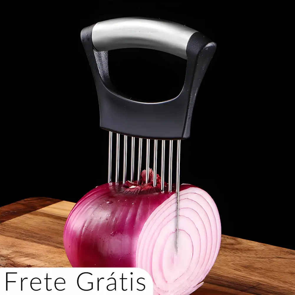 A imagem mostra um cortador de cebolas, com lâminas metálicas verticais fixadas a um cabo de plástico preto. O cabo possui uma estrutura ergonômica, facilitando o uso. A cebola, cortada em rodelas grossas, está posicionada sobre uma tábua de madeira. A legenda "Frete Grátis" aparece na parte inferior esquerda.