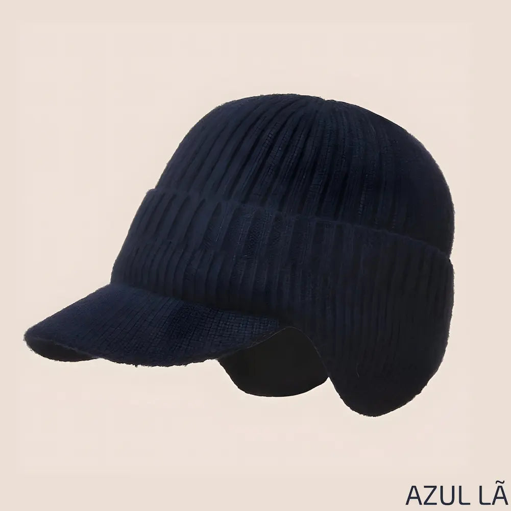 Esta imagem retrata um chapéu de inverno feito de lã na cor azul, indicado para uso casual e atividades ao ar livre durante o frio. O chapéu possui uma aba frontal e um design que cobre as orelhas. Uma das opções de compra disponíveis é o "AZUL LÃ".